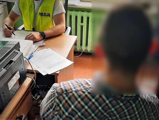 ZATRZYMANY 32-LATEK PŁACIŁ ZA ZAKUPY ZNALEZIONĄ KARTĄ PŁATNICZĄ – ODPOWIE ZA WŁAMANIA