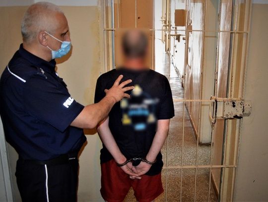 ZATRZYMANY 39-LATEK ZNIEWAŻYŁ ORAZ GROZIŁ FUNKCJONARIUSZOM