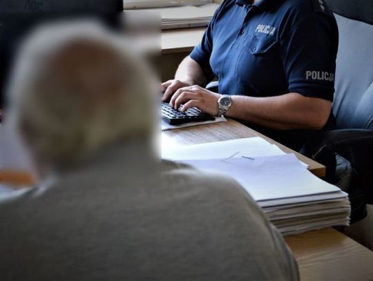 ZATRZYMANY 67-LATEK ZNIEWAŻYŁ ORAZ NARUSZYŁ NIETYKALNOŚĆ POLICJANTA