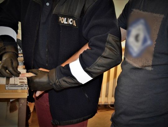 ZATRZYMANY PIJANY 30-LATEK ZNIEWAŻYŁ ORAZ NARUSZYŁ NIETYKALNOŚĆ CIELESNĄ POLICJANTA