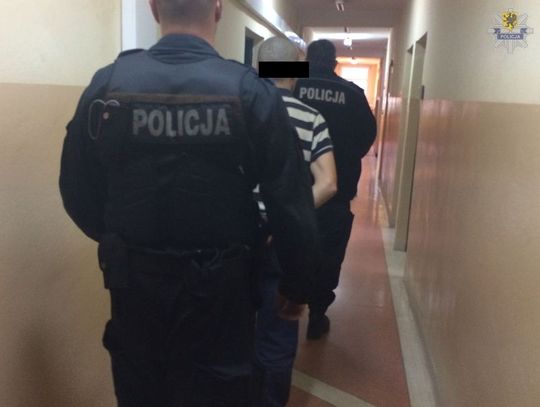 Zawinął telewizor, grę na konsolę i przenośny głośnik. "Organizował" sobie rozrywkę na święta?