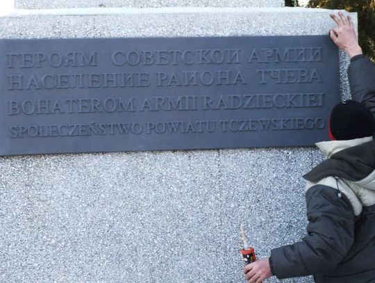Zawisła nowa tablica na pomniku upamiętniającym sowieckich czerwonoarmistów