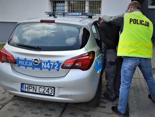 Zbił szyby auta stojącego na jednej z posesji w gm. Gniew. Wcześniej miał grozić właścicielowi