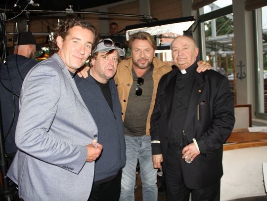 Zbóje przed biblioteką, ksiądz proboszcz i misiaki w autach [ZOBACZ WIDEO Z PLANU]