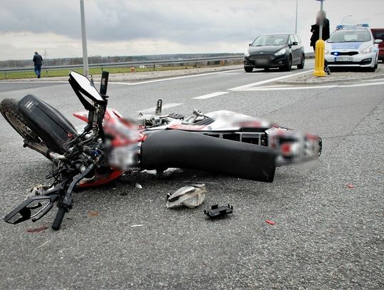 Zderzenie ciężarówki z motorowerem przy skręcie na autostradę A1. Motorowerzysta poważnie ranny...