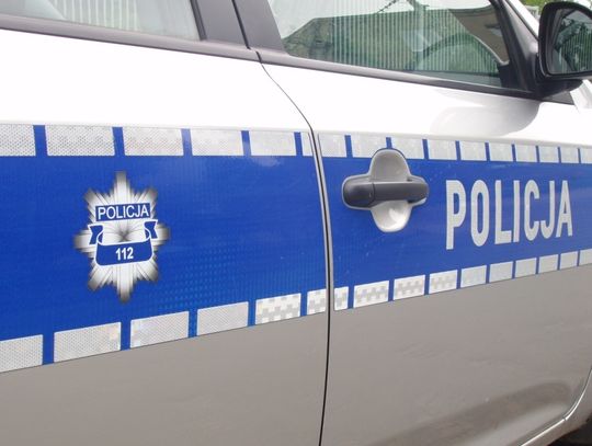 Zderzenie dwóch ciężarówek z autem osobowym