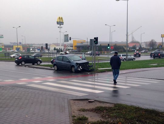 Zderzenie przy al. Solidarności. "Wymusił pierwszeństwo przy wyłączonej sygnalizacji"