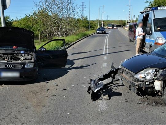 Zderzenie trzech samochodów na skrzyżowaniu. Apelujemy o rozwagę 