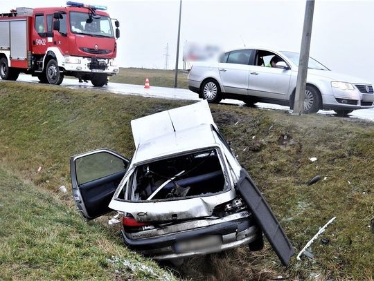 Zderzenie volkswagena z peugeotem. Kierowca peugeota był nietrzeźwy...