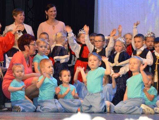 (ZDJĘCIA) 14. mikołajkowe przedstawienie “Jarzębinki”!