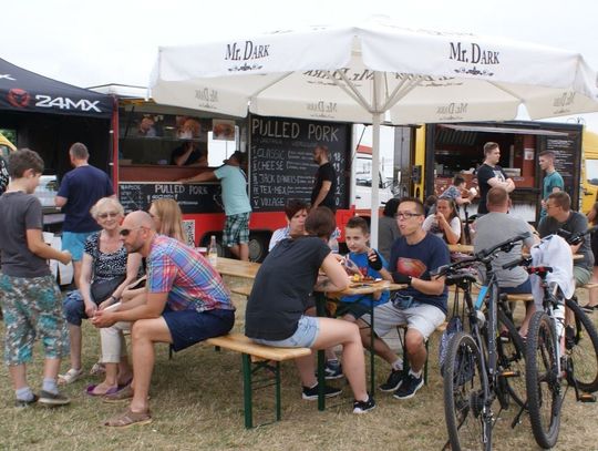 (ZDJĘCIA) 20 kuchni na kółkach stoi na Bulwarze Nadwiślańskim. Jedzenie... palce lizać!