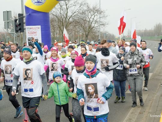 (ZDJĘCIA) 300 osób wzięło udział w biegu Wilczym Tropem. Na tę okazję przygotowano specjalne koszulki 