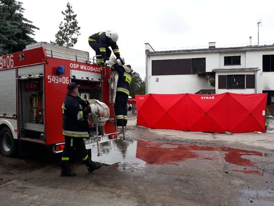 (ZDJĘCIA) 46-latek próbował ratować seniorkę z płomieni. Wejście na piętro przypłacił życiem