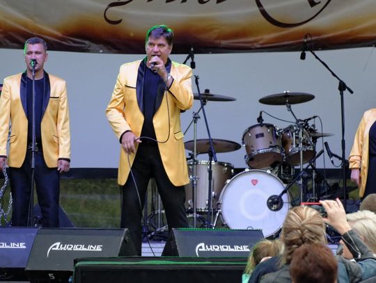 (ZDJĘCIA) Bayer Full i Łzy na dożynkach w Dąbrówce 