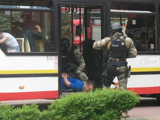 (ZDJĘCIA) Brawurowa akcja. Odbili autobus porywaczom - oczywiście w ramach ćwiczeń