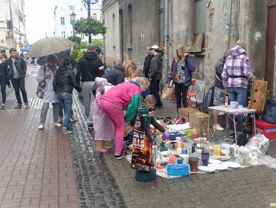 (ZDJĘCIA) Deszczowy Pchli Targ. Mniej ludzi, ale większe szanse znalezienia czegoś ciekawego
