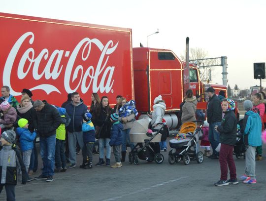(ZDJĘCIA) Długie kolejki pod ciężarówką Coca-Coli w Tczewie! 
