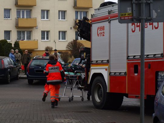 (ZDJĘCIA) Dramatyczne chwile przy ul. Saperskiej. W palącej się piwnicy znaleziono mężczyznę