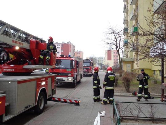 (ZDJĘCIA) Duże zamieszanie pod blokami na Suchostrzygach. Spokojnie, to tylko ćwiczenia