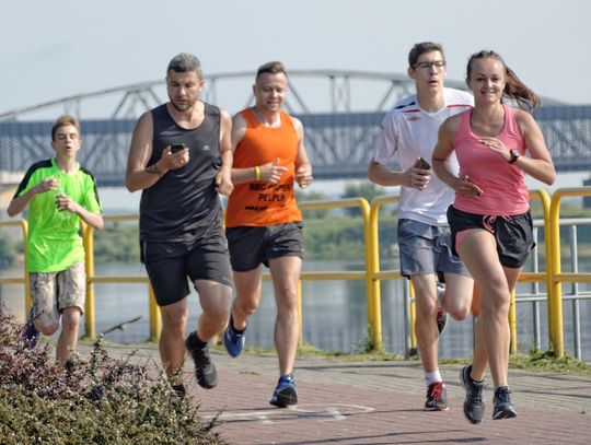 (ZDJĘCIA) Dzień Matki na parkrunie. Pobiegły mamy z dziećmi.