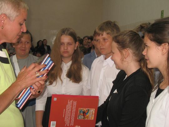 (ZDJĘCIA) Dziś koniec roku szkolnego - uczniowie idą na zasłużony odpoczynek!