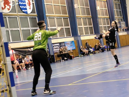 (ZDJĘCIA, FILM) Piłkarki ręczne Sambora Tczew nie dały rady najlepszej drużynie w Polsce