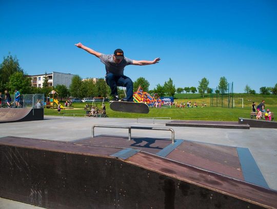 (ZDJĘCIA) Flipy i grindy zainaugurowały sezon na gniewskim skateparku!