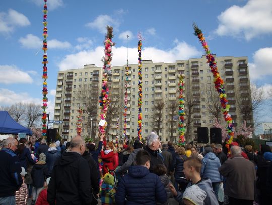 (ZDJĘCIA) Gigantyczne palmy wzbudziły zachwyt! Przy ul. Żwirki trwa Festyn Wielkanocny