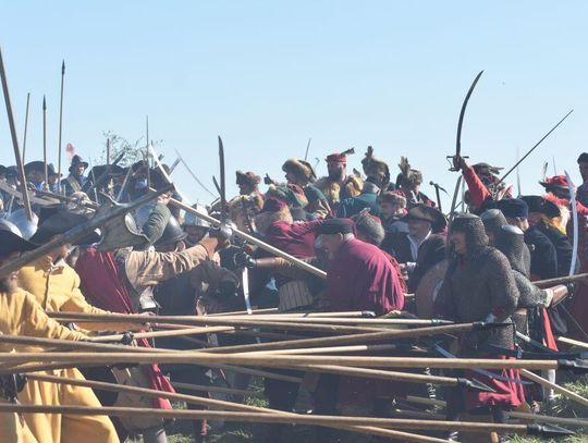 [ZDJĘCIA] Gniew cofnął się o 400 lat! Huk armat, szarża husarii i wielka bitwa na Błoniach Nadwiślańskich