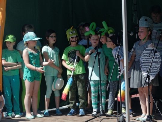 (ZDJĘCIA) Gry, występy i mini zoo! Za nami festyn w tczewskiej "siódemce"