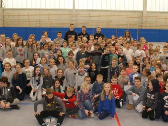 (ZDJĘCIA) Gwiazdy polskiego szczypiorniaka w tczewskiej "8". Dzieci przetestowały formę kadrowiczów!