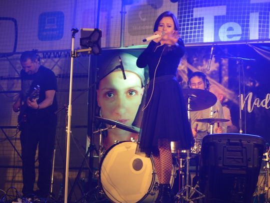 (ZDJĘCIA) Hojni tczewianie znów wspomagali chorą Karolinę! Były koncert, licytacje i dużo dobrej zabawy