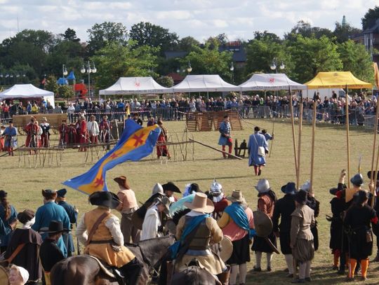 (ZDJĘCIA) Huk dział, potyczki na szable - w sobotę tczewski bulwar zamienił się w wielkie pole bitwy