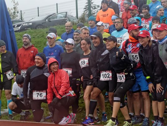 (ZDJĘCIA) Huraganowy wiatr nie przestraszył biegaczy! Za nami I Maraton Szlakiem Dolnej Wisły