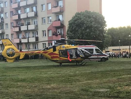 (ZDJĘCIA) Interwencja śmigłowca przy ul. Akacjowej w Tczewie. Lądował pomiędzy blokami