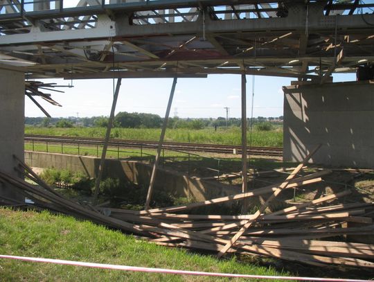 (ZDJĘCIA) Katastrofa przy przebudowie wiaduktu. Ludzie spadali z 10 metrów do wody!