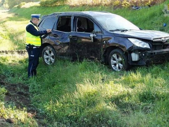 (ZDJĘCIA) Kierowca subaru stracił panowanie nad autem, zjechał na pobocze, następnie dachował