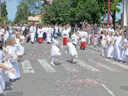 (ZDJĘCIA) Kolorowa procesja Bożego Ciała przeszła przez os. Staszica w Tczewie