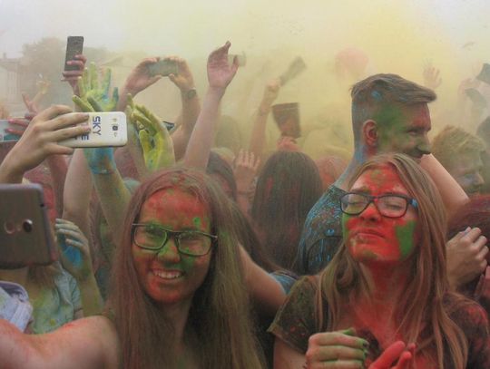 (ZDJĘCIA) Kolorowe buzie, ubrania, wszystko. To była impreza jakiej Tczew nie widział!