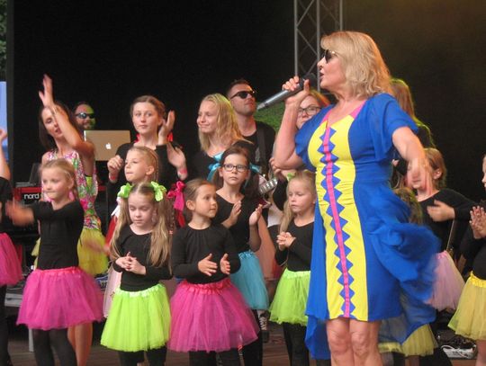 (ZDJĘCIA) Kolorowo i bajecznie w tczewskim amfiteatrze! Majka Jeżowska zaśpiewała z dziećmi