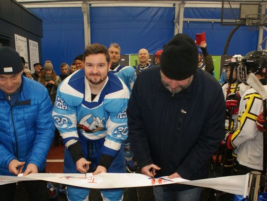 (ZDJĘCIA) Kryte lodowisko w Tczewie już otwarte! W sobotę nie brakowało sportowych emocji