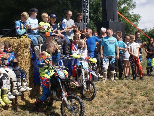 (ZDJĘCIA) Kurz, błoto i prędkość. Za nami jubileuszowy Motocross w Rajkowach! 