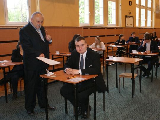 (ZDJĘCIA) „Lalka” Prusa na start maturalnego maratonu. Odwiedziliśmy "Curie" oraz "ekonomik"