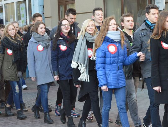 (ZDJĘCIA) Maturzyści odtańczyli poloneza na Starym Mieście!