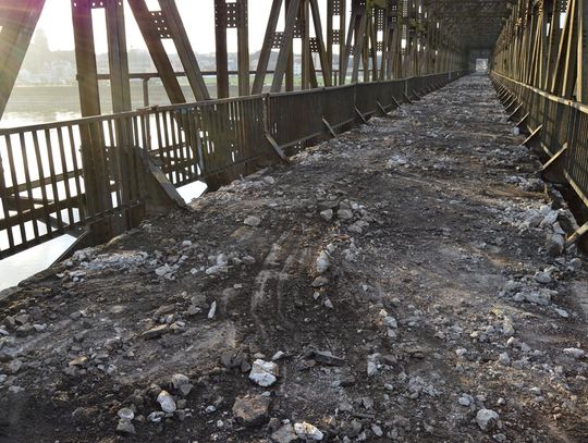 (ZDJĘCIA) Na Moście Tczewskim praca wre. Wykonano prace przygotowawcze do demontażu przęsła