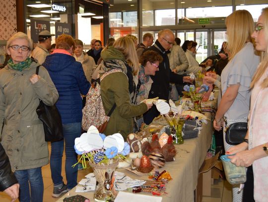 (ZDJĘCIA) Największe jaja w Tczewie - kiermasz wielkanocny w galerii