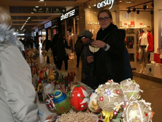 (ZDJĘCIA) Największe wielkanocne jaja w Galerii Kociewskiej. Za nami coroczny kiermasz!