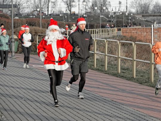 (ZDJĘCIA) Parkrun - uczestnicy nie zawiedli! Ostre ściganie Świętych Mikołajów