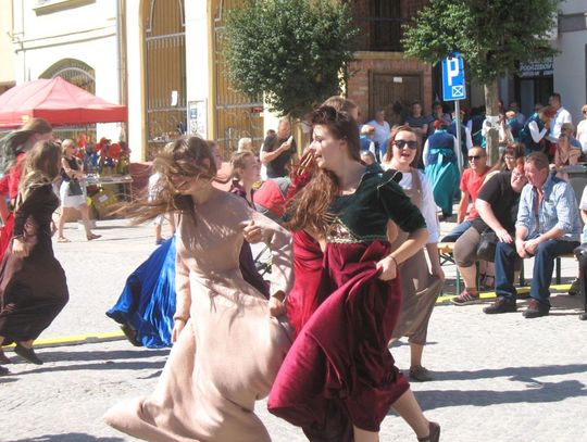 (ZDJĘCIA) Piękny turniej w Gniewie. Były tańce, potyczki, słowem: dużo dobrej zabawy!