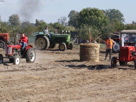(ZDJĘCIA) Pierwsze takie zawody w naszym powiecie. W Borkowie ścigały się... traktory! Tłumy kibiców